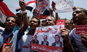 Opponents of President Mohamed Morsi protest outside the presidential palace in Cairo